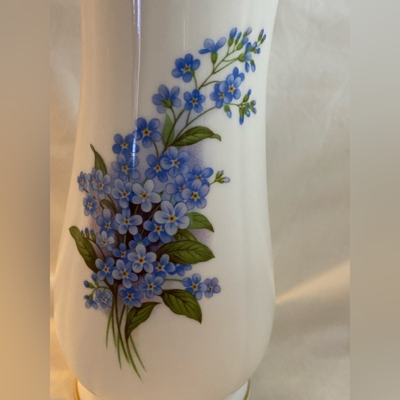 Elegant Vintage Sheltonian Porcelain Vase, Adorned w/Tiny Forget-Me-Knot Flowers - Picture 3 of 11
